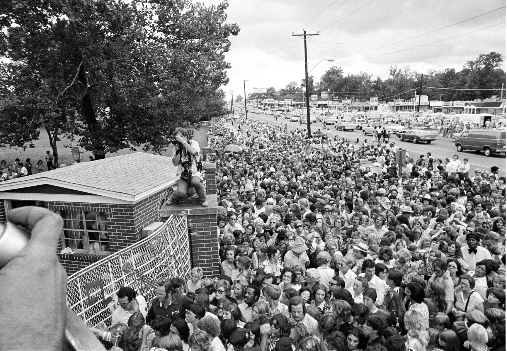1977: GRACELAND PRESLEY FANS VIGIL